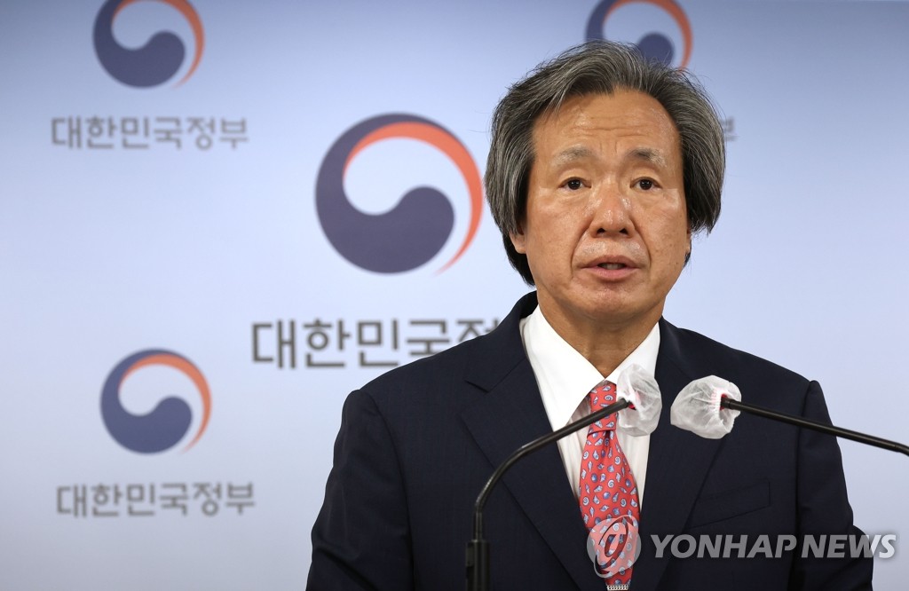 El presidente del Comité Consultivo Nacional para la Respuesta a las Crisis de Enfermedades Infecciosas, Jung Ki-suck, habla durante una conferencia de prensa regular llevada a cabo, el 16 de septiembre de 2022, en el complejo gubernamental de Seúl.