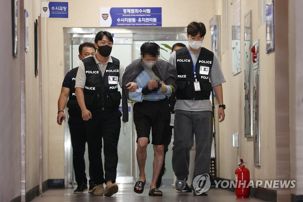 The 31-year-old suspect in the murder of a female Seoul Metro employee at Sindang Station on Line No. 20 is being transferred from a police station for a court hearing on Sept. 16, 2022, two days after the alleged murder. (Yonhap)