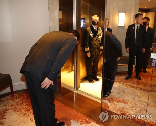 President Yoon Suk-yeol bows deeply as he sees off Victor Swift, a British Korean War veteran whom he presented with the Civil Merit Medal at a hotel in London on Sept. 19, 2022. (Yonhap)