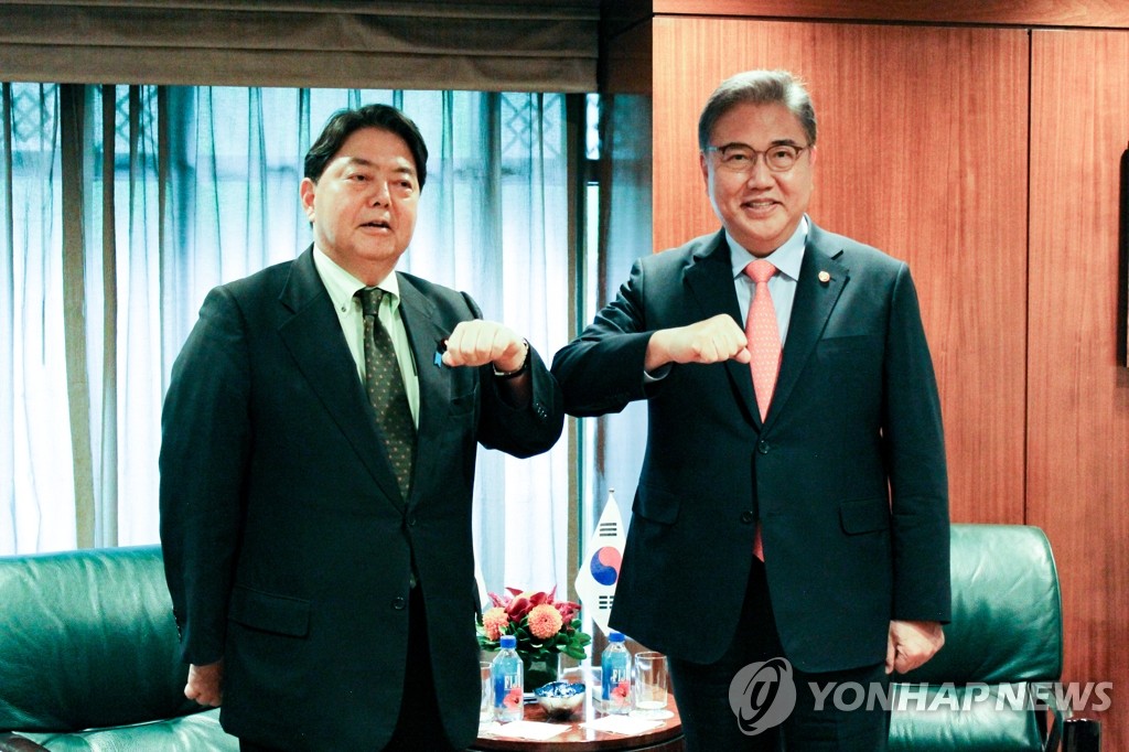 Le ministre des Affaires étrangères, Park Jin (à droite), et son homologue japonais, Yoshimasa Hayashi, se saluent lors de leur entretien à New York le 19 septembre 2022. (Pool photo)