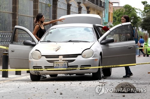 멕시코 규모 7.6 강진에 파손된 차량