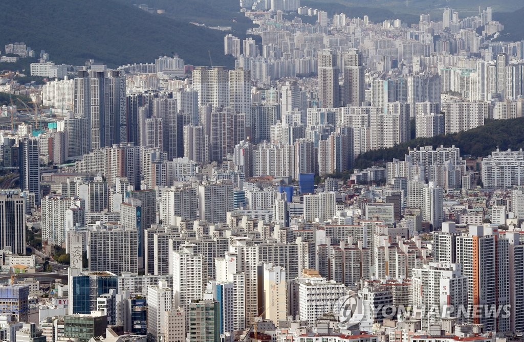 아파트 단지와 고층빌딩으로 빼곡한 부산 시내
