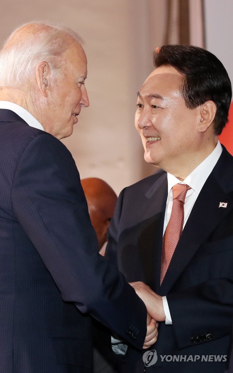 South Korean President Yoon Suk-yeol (R) talks with U.S. President Joe Biden after attending the seventh replenishment conference of the Geneva-based Global Fund to Fight AIDS, Tuberculosis and Malaria in New York on Sept. 21, 2022. (Yonhap)