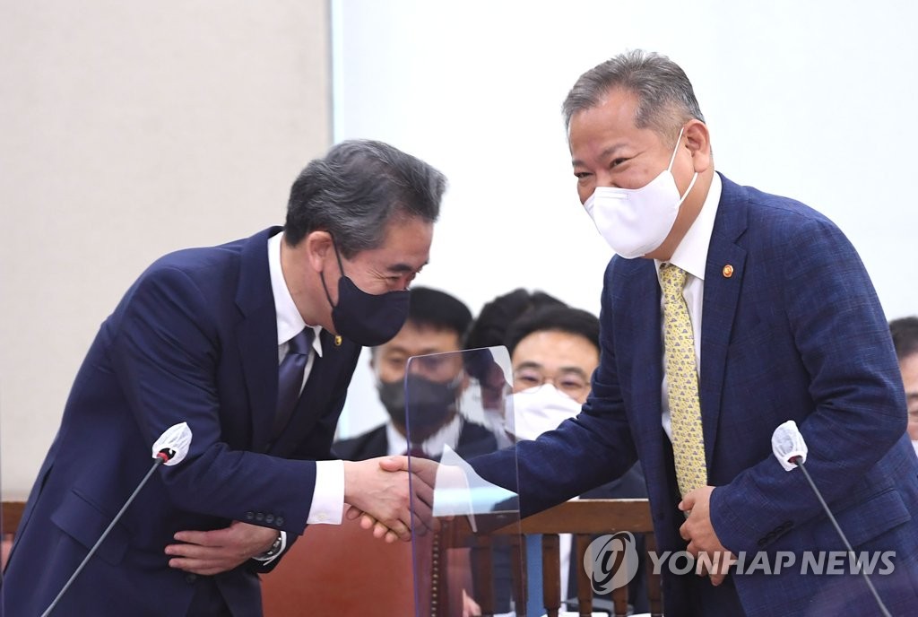 윤희근 경찰청장(왼쪽)과 이상민 행정안전부 장관