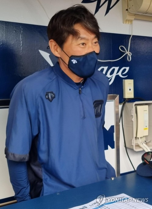 인터뷰하는 강인권 NC 다이노스 감독 대행