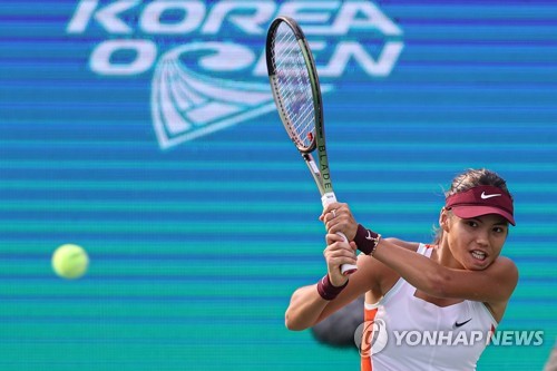 This Sept. 22, 2022, photo shows Emma Raducanu of Britain in action against Yanina Wickmayer of Belgium in the round of 16 at the WTA Hana Bank Korea Open at Olympic Park Tennis Center in Seoul. (Yonhap)