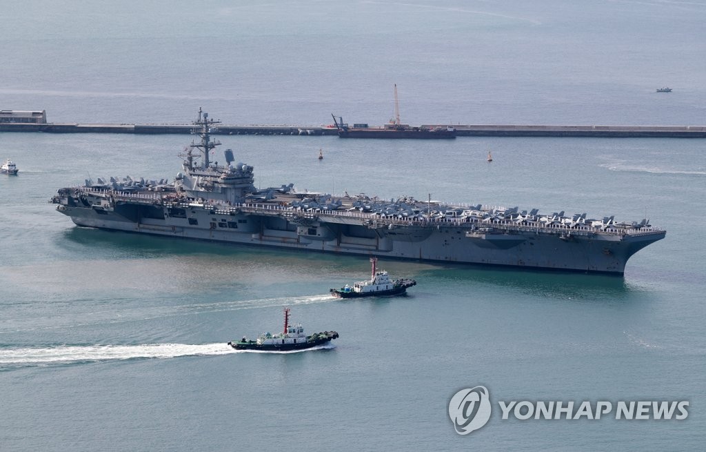 En la foto se muestra el portaaviones USS Ronald Reagan llegando, el 23 de septiembre de 2022, a una base naval en Busan, a 390 kilómetros al sur de Seúl.