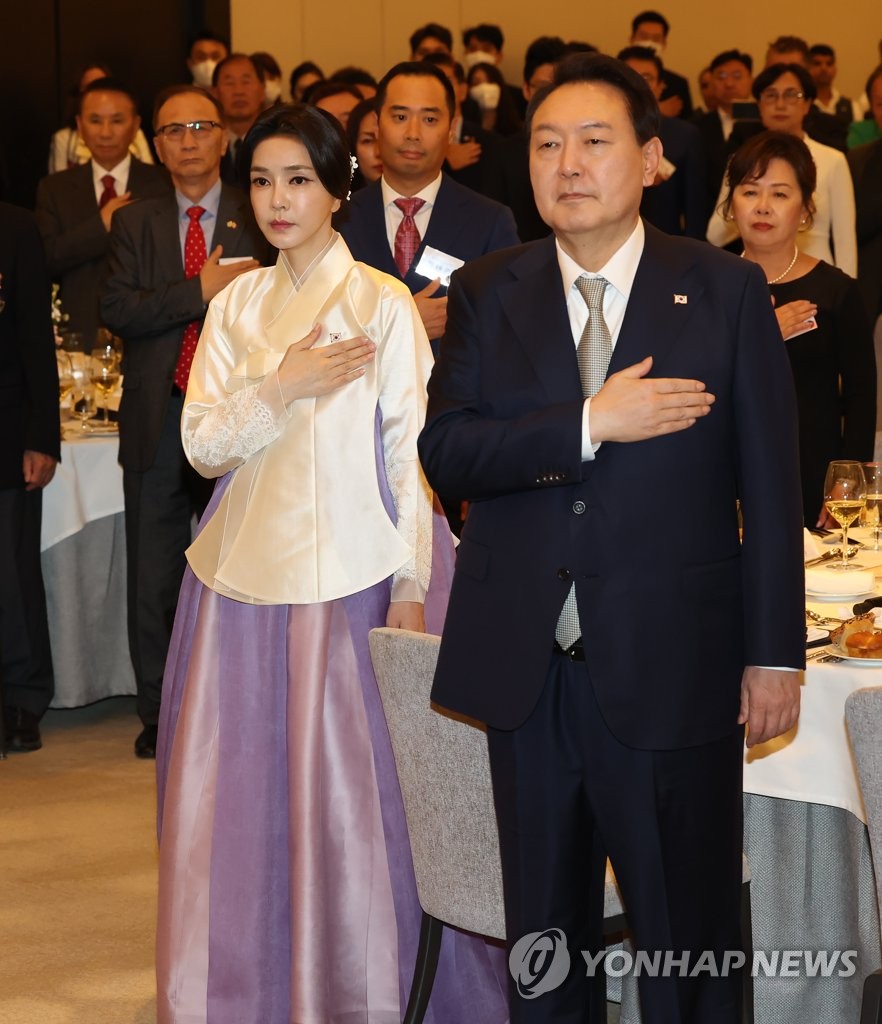 韓国系住民との夕食会で敬礼