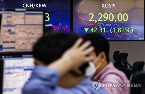 (LEAD) Seoul stocks crash to yearly low amid deepening recession fears