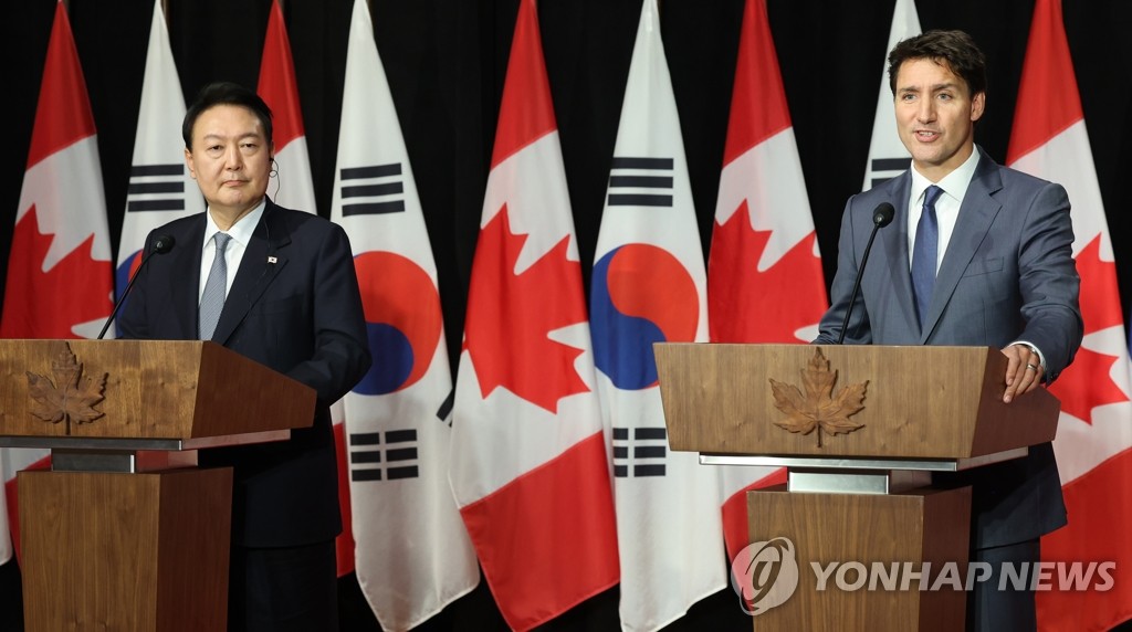 Canadian Prime Minister Justin Trudeau (R) speaks at a joint press conference with South Korean President Yoon Suk-yeol (L) following their summit in Ottawa on Sept. 23, 2022. (Yonhap)