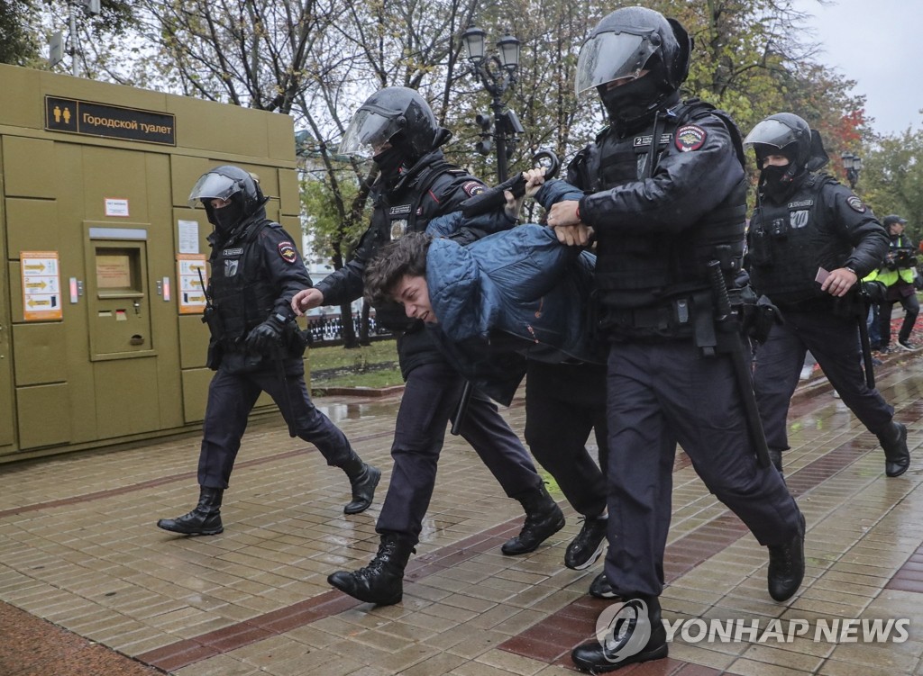 부분 동원령 반대 시위 참가자 연행하는 러시아 경찰