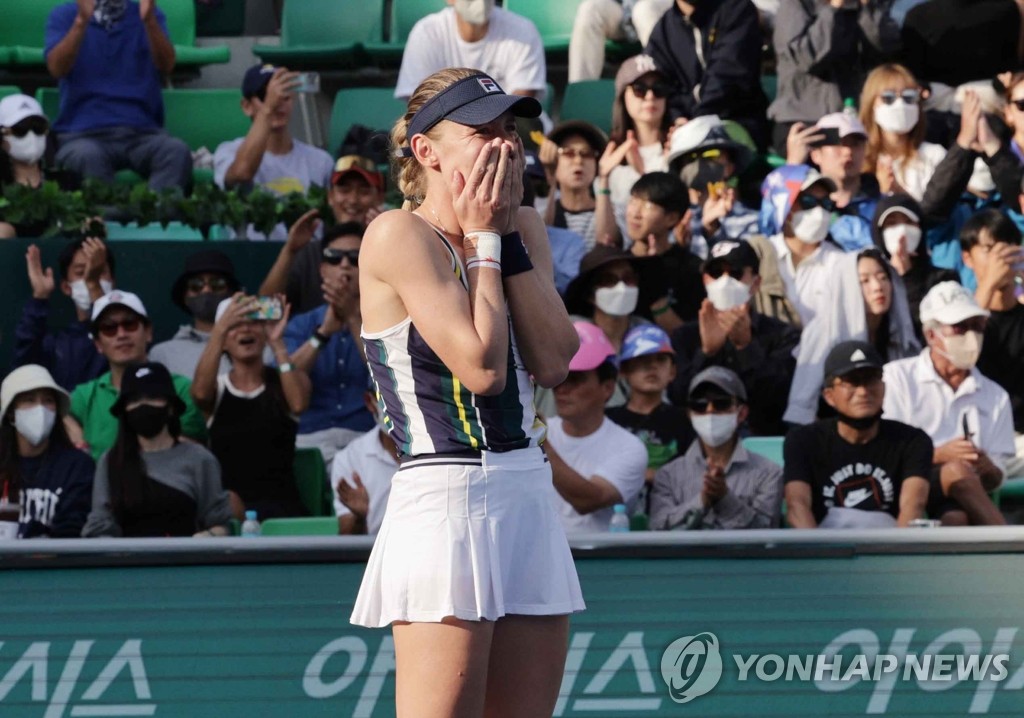 Ekaterina Alexandrova of Russia reacts to her victory over Jelena Ostapenko of Latvia to win the women's singles title at the WTA Hana Bank Korea Open tennis tournament at Olympic Park Tennis Center in Seoul on Sept. 25, 2022. (Yonhap)