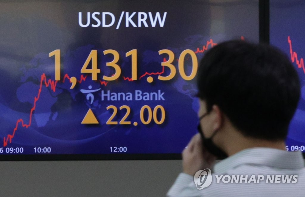 In this file photo, an electronic signboard in the dealing room of Hana Bank in Seoul shows the South Korean currency closed at 1,431.30 won against the U.S. dollar on Sept. 26, 2022, down 22 won from the previous session, amid mounting concerns over a global recession. (Yonhap)