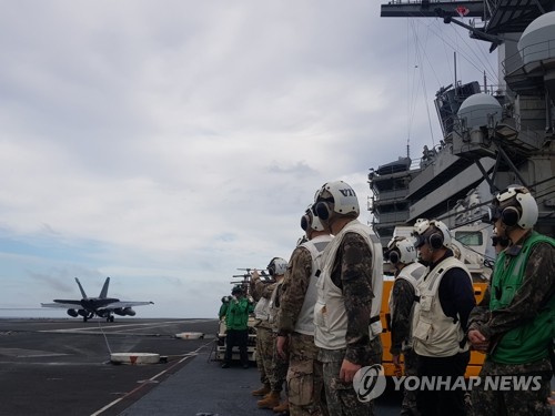 رئيس هيئة الأركان المشتركة وقائد القوات المشتركة الكورية الأمريكية يزوران حاملة الطائرات الأمريكية
