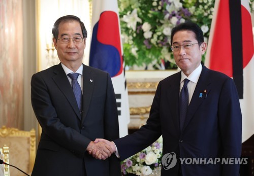 Les Premiers ministres sud-coréen et japonais (Han Duck-soo à gauche et Fumio Kishida à droite) se serrent la main lors de leur rencontre au palais d'Akasaka à Tokyo le mercredi 28 septembre 2022. 