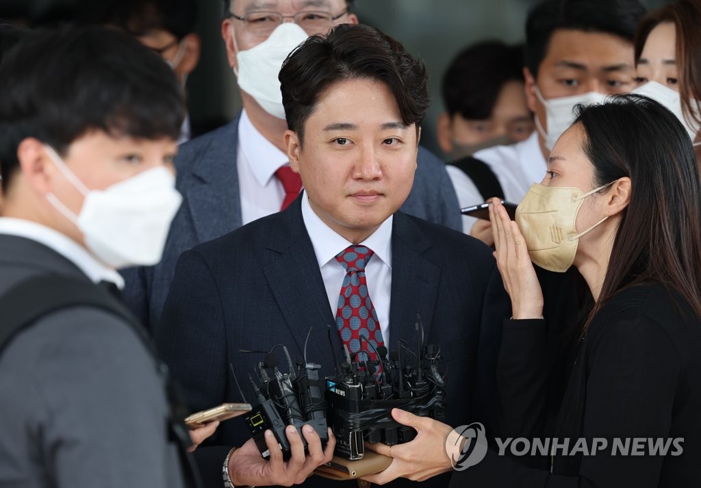 Former People Power Party (PPP) Chairman Lee Jun-seok speaks to the press as he leaves the Seoul Southern District Court after attending a questioning, in this file photo taken Sept. 28, 2022. (Pool photo) (Yonhap)