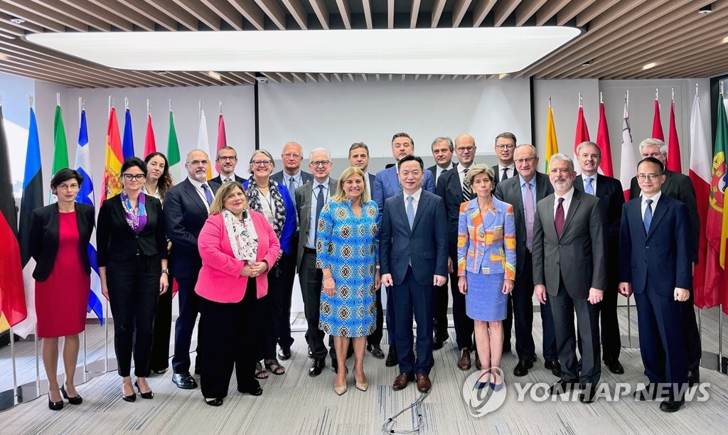 Deputy Trade Minister Jeong Dae-jin (4th from R, front row) poses for a photo with European nations' ambassadors to South Korea during their meeting in Seoul on Sept. 28, 2022, in this photo provided by the Ministry of Trade, Industry and Energy. (PHOTO NOT FOR SALE) (Yonhap)