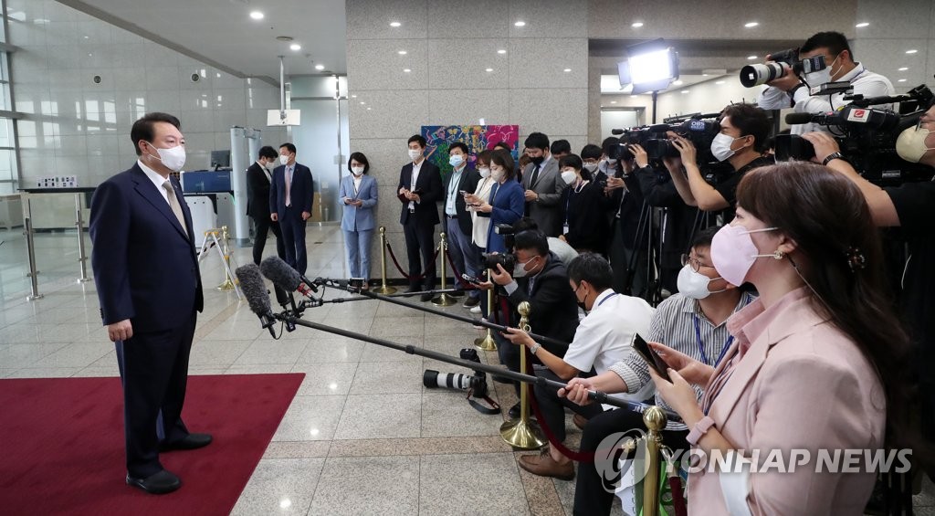 President Yoon Suk-yeol answers reporters' questions as he arrives for work at the presidential office in Seoul on Sept. 29, 2022, amid a controversy over MBC TV's reports on his hot-mic remarks made during a trip to New York the previous week. The ruling bloc berated the reports as "maliciously manipulated." (Pool photo) (Yonhap)