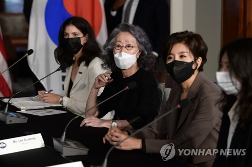 South Korean women leaders join a meeting with U.S. Vice President Kamala Harris at the residence of the U.S. ambassador in Seoul on Sept. 29, 2022. (Pool photo) (Yonhap)