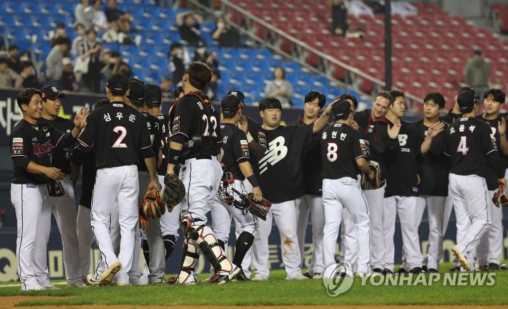 In this file photo from Sept. 29, 2022, KT Wiz players celebrate their 5-3 victory over the LG Twins in a Korea Baseball Organization regular season game at Jamsil Baseball Stadium in Seoul. (Yonhap)