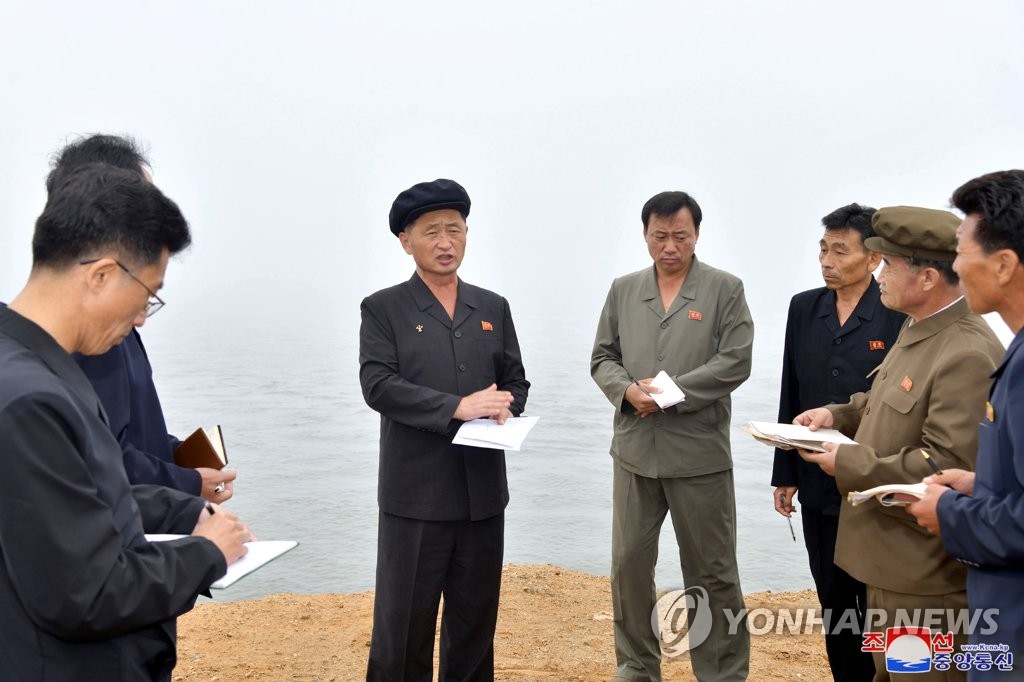 El PM norcoreano inspecciona un sitio de recuperación de tierras
