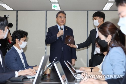 FM Park defends Yoon's recent summit diplomacy outcome, responding to no-confidence motion