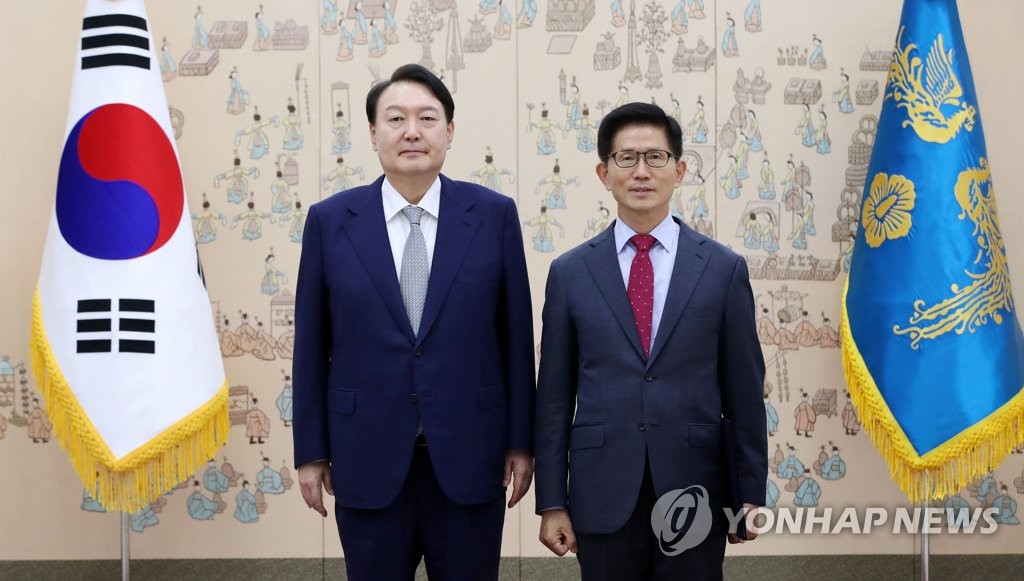 Yoon appoints new social, labor council head