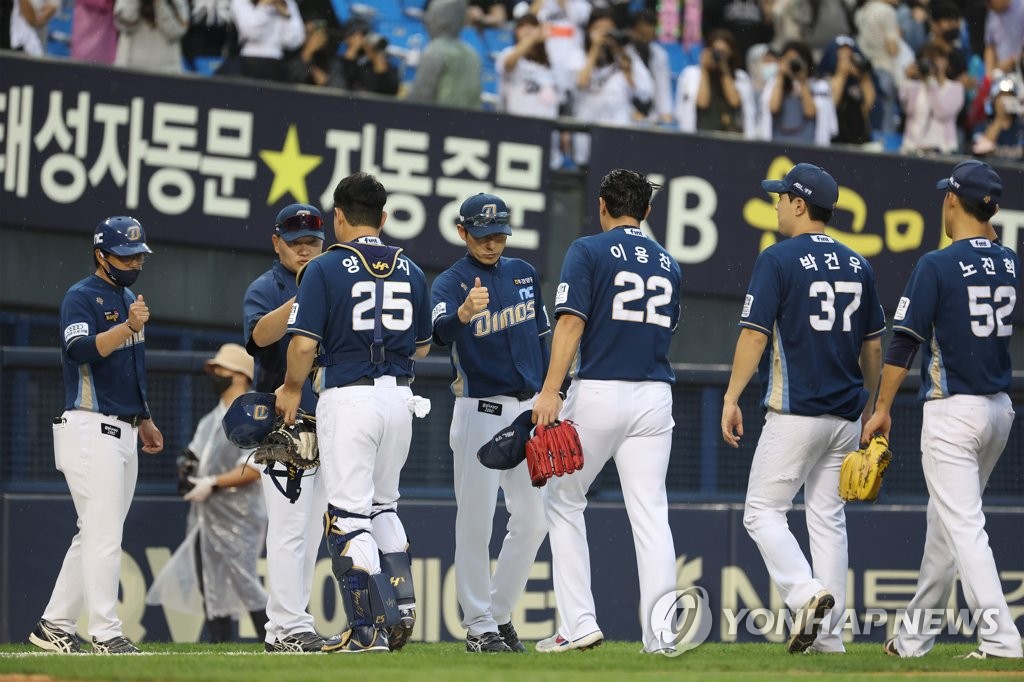 NC Dinos players celebrate their 2-0 victory over the LG Twins in a Korea Baseball Organization regular season game at Jamsil Baseball Stadium in Seoul on Oct. 2, 2022. (Yonhap)