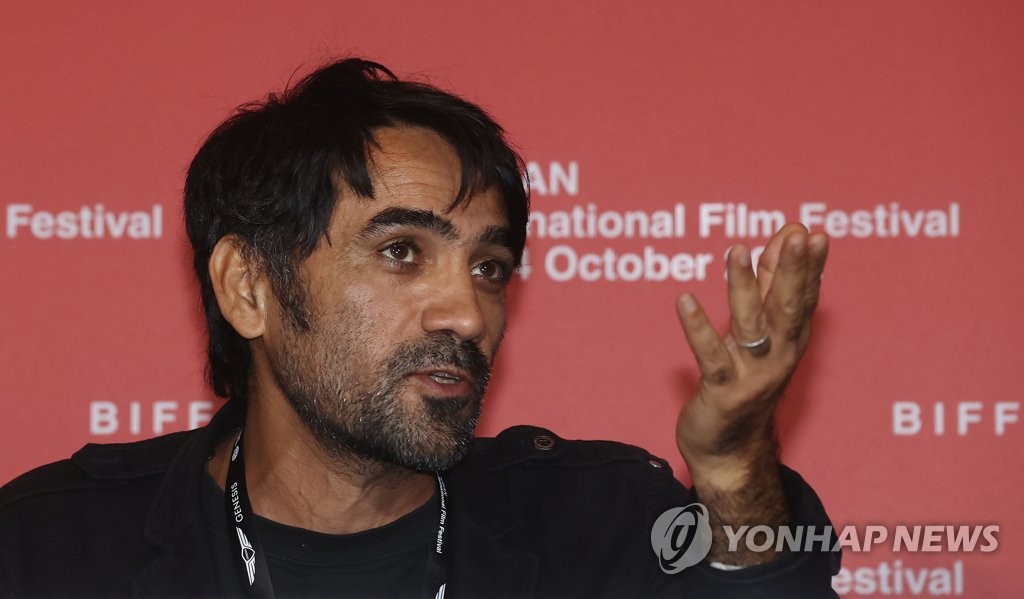 Le réalisateur iranien Hadi Mohaghegh parle de ≪Scent of Wind≫, le film d'ouverture du 27e Festival international du film de Busan, lors d'une conférence de presse tenue après la projection, le 5 octobre 2022. 