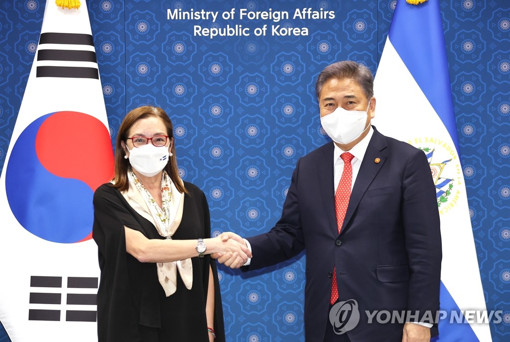 El ministro de Asuntos Exteriores surcoreano, Park Jin, y su homóloga de El Salvador, Juana Alexandra Hill Tinoco, posan ante la cámara, el 5 de octubre de 2022, antes de iniciar sus diálogos bilaterales en la Cancillería surcoreana, en el centro de Seúl.