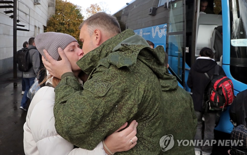 예비군 동원령으로 가족과 작별하는 러시아 남성