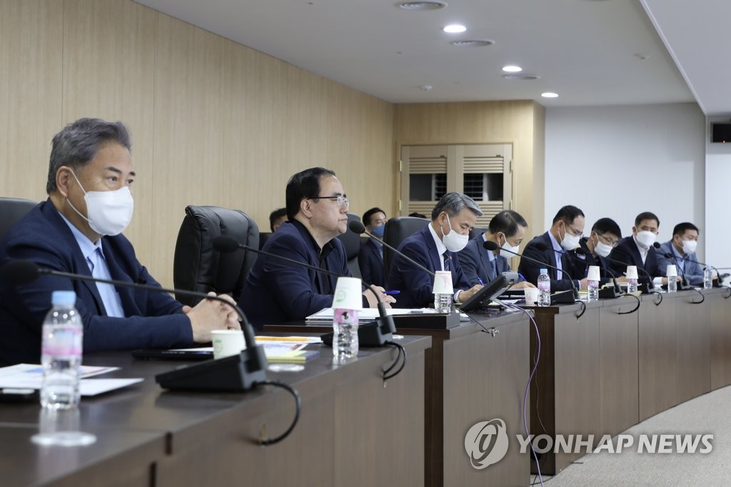 La foto de archivo muestra al asesor jefe de seguridad nacional, Kim Sung-han (segundo por la izda.), presidiendo una reunión del Consejo de Seguridad Nacional, el 9 de octubre de 2022, en la oficina presidencial, en Seúl. (Foto proporcionada por la oficina presidencial. Prohibida su reventa y archivo)
