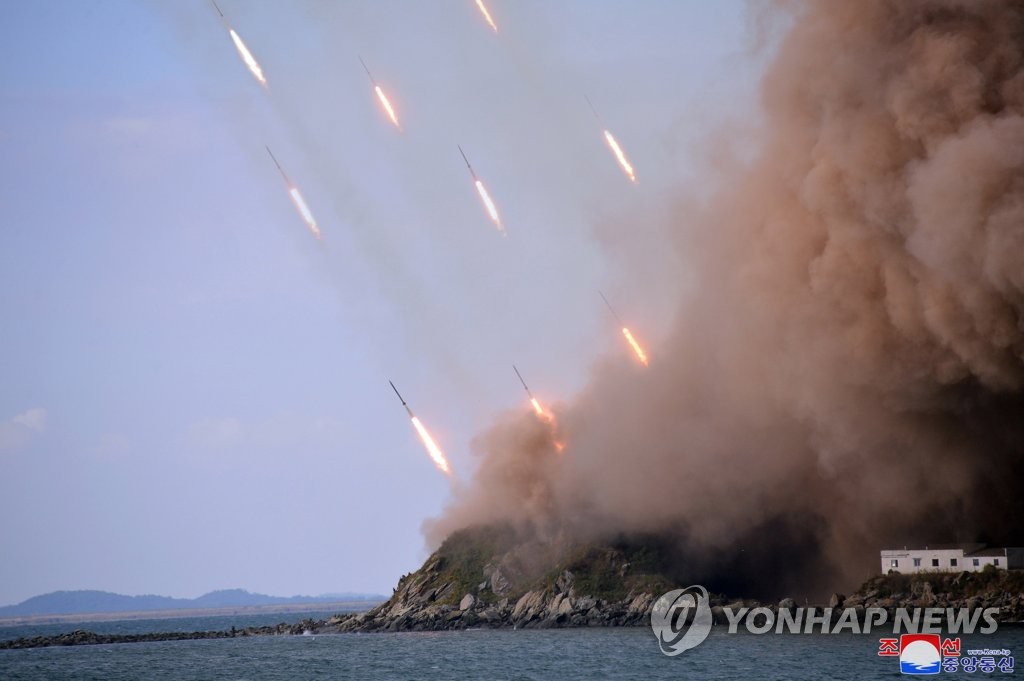 북한이 이달 10일 '전술핵운용부대' 훈련이라며 공개한 포사격 사진