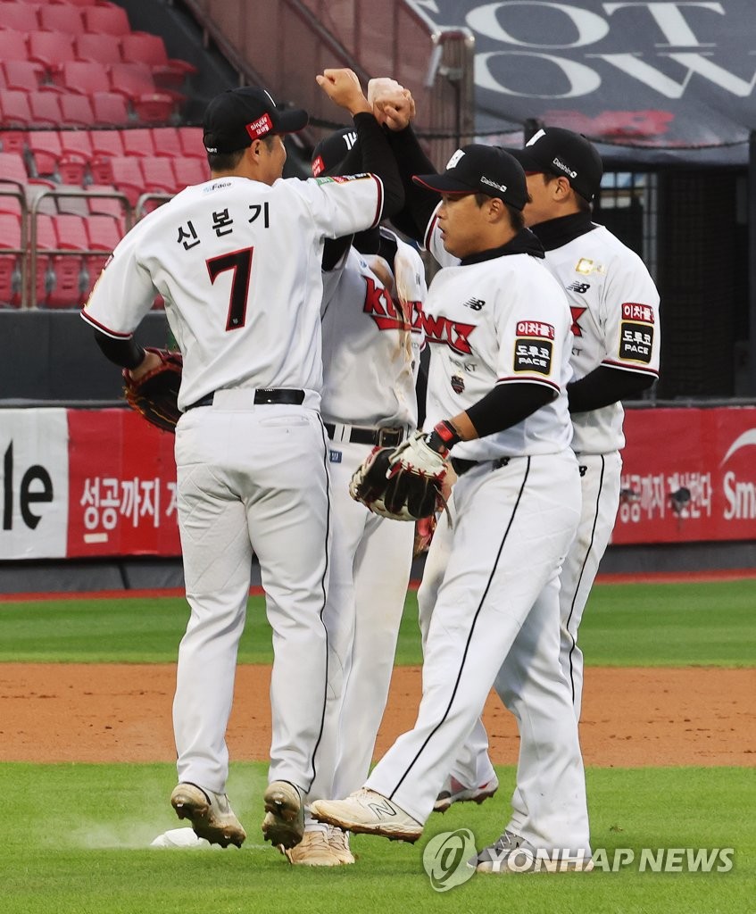 KT Wiz players celebrate their 5-2 victory over the NC Dinos in a Korea Baseball Organization regular season game at KT Wiz Park in Suwon, 35 kilometers south of Seoul, on Oct. 10, 2022. (Yonhap)