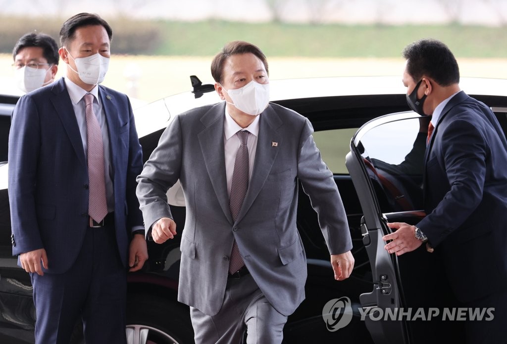 President Yoon Suk-yeol (C) arrives at the presidential office in Seoul on Oct. 14, 2022. (Yonhap)