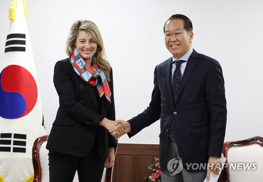 Le ministre de l'Unification, Kwon Young-se (à droite), pose avec la ministre canadienne des Affaires étrangères, Mélanie Joly, avant leur entretien au complexe gouvernemental à Séoul, le 14 octobre 2022. 