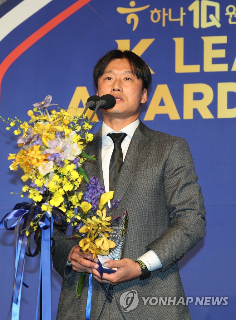 In this file photo from Oct. 24, 2022, Gwangju FC head coach Lee Jung-hyo gives an acceptance speech after being named the K League 2 Coach of the Year during the K League Awards ceremony in Seoul. (Yonhap)