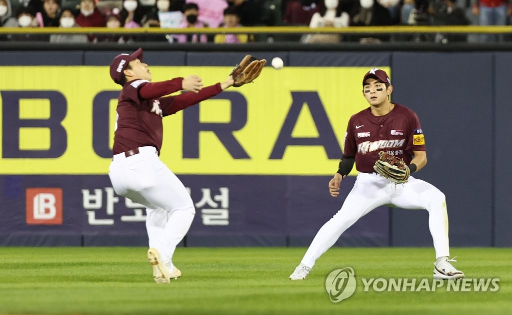 Kiwoom Heroes shortstop Kim Whee-jip (L) misses a flyball against the LG Twins during the bottom of the third inning of Game 1 of the second round in the Korea Baseball Organization postseason at Jamsil Baseball Stadium in Seoul on Oct. 24, 2022. (Yonhap)