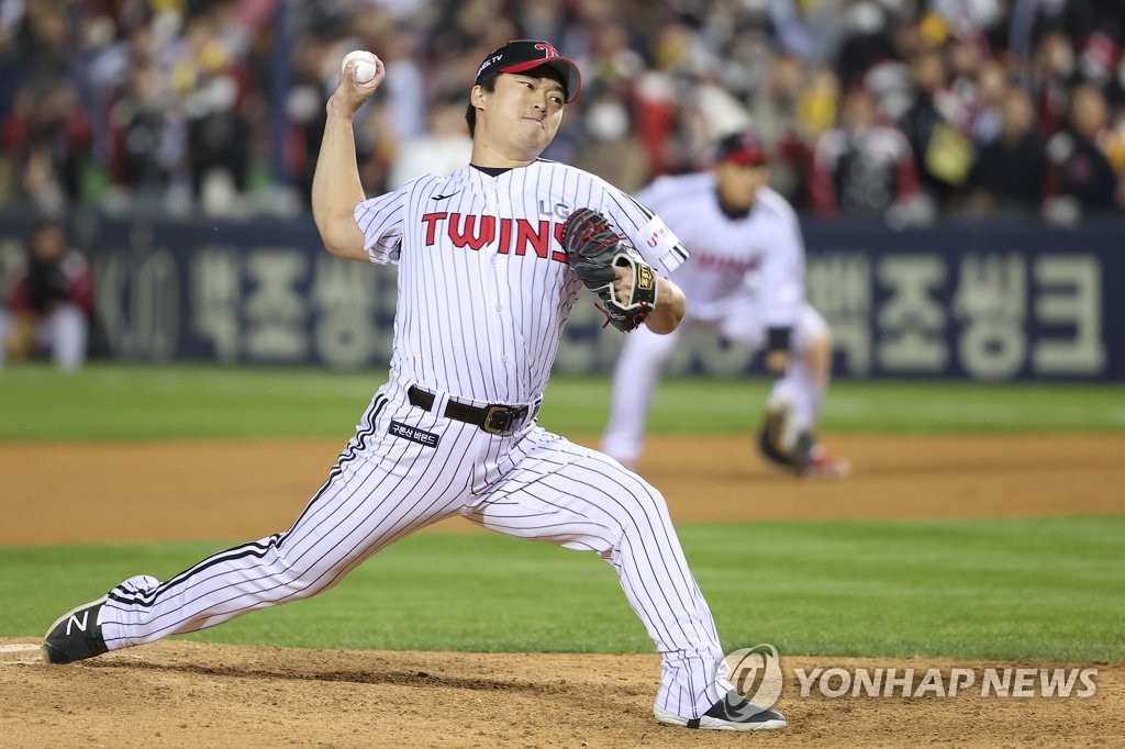 LG Twins closer Go Woo-suk pitches against the Kiwoom Heroes during the top of the ninth inning of Game 1 of the second round in the Korea Baseball Organization postseason at Jamsil Baseball Stadium in Seoul on Oct. 24, 2022. (Yonhap)