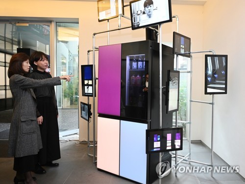 ＬＧ電子がソウルで開催した冷蔵庫の新製品発売記念の写真展（同社提供）＝（聯合ニュース）≪転載・転用禁止≫