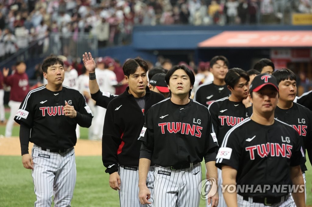 In this file photo from Oct. 28, 2022, LG Twins players walk off the field at Gocheok Sky Dome in Seoul after losing to the Kiwoom Heroes 4-1 in Game 4 of the second round in the Korea Baseball Organization postseason. (Yonhap)
