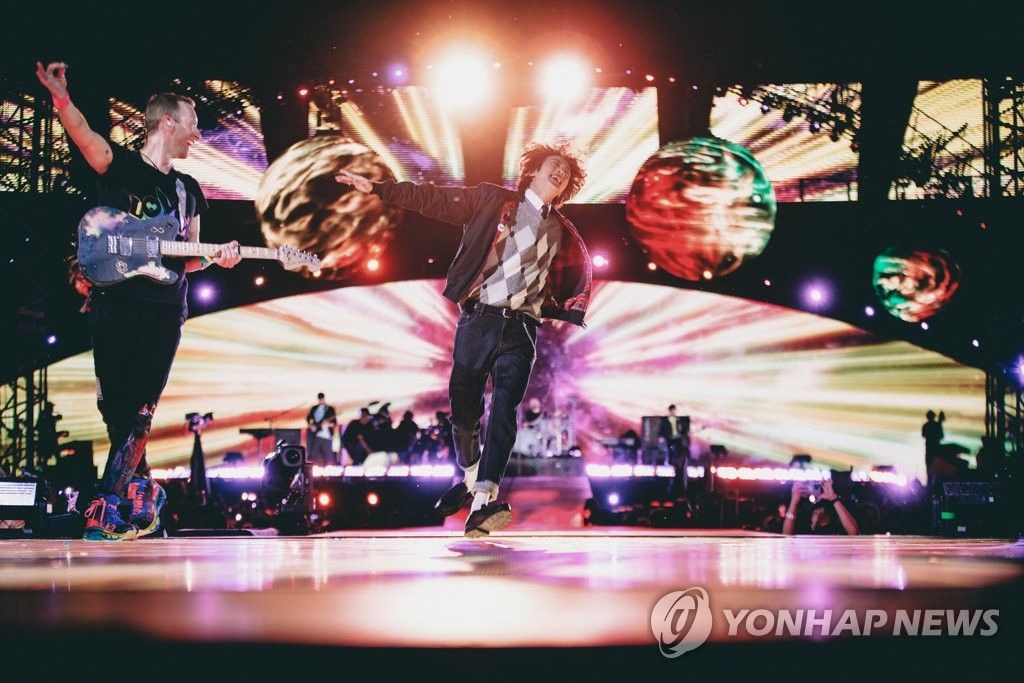 Jin de BTS realiza su 1ª actuación de 'The Astronaut' con Coldplay en Argentina