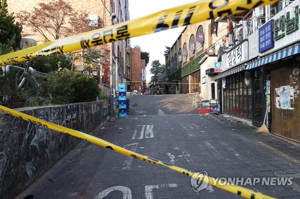 A small street in Itaewon is cordoned off on Oct. 30, 2022, a day after a deadly crowd crush in the popular nightlife district killed more than 150 people during Halloween celebrations. (Yonhap)