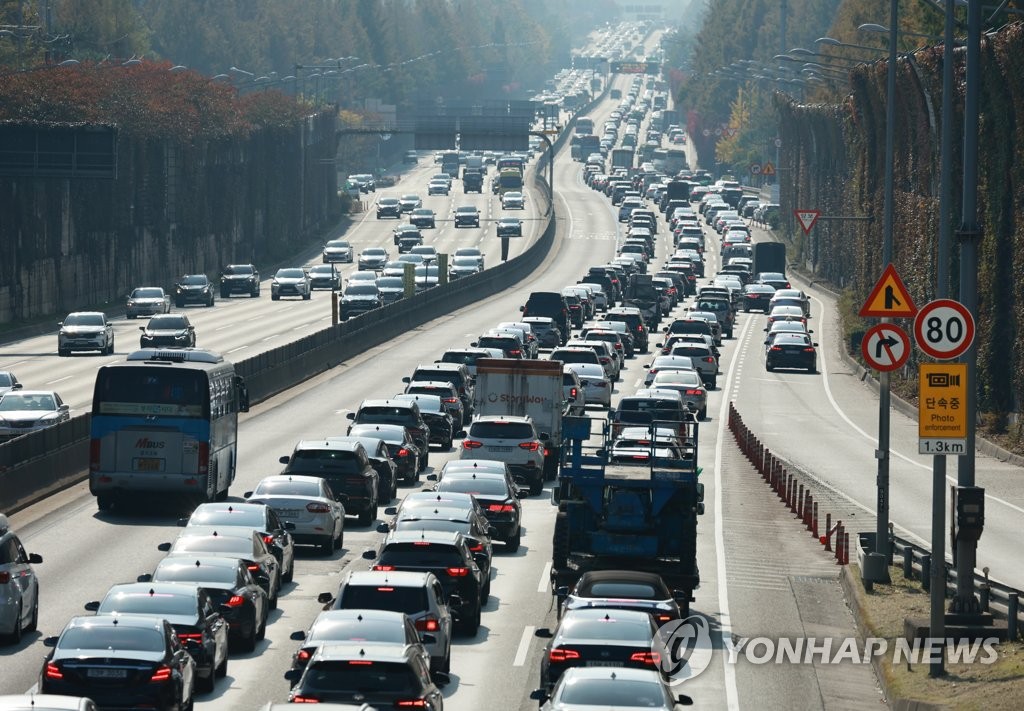 渋滞する高速道路（資料写真）＝（聯合ニュース）