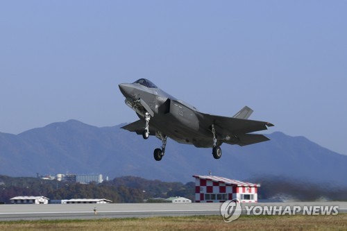 La foto, proporcionada por la Fuerza Aérea de Corea del Sur, el 1 de noviembre de 2022, muestra un caza de combate F-35A surcoreano despegando desde una base aérea, en Cheongju, para participar en los ejercicios combinados a gran escala entre Corea del Sur y EE. UU., denominados Vigilant Storm. (Prohibida su reventa y archivo)