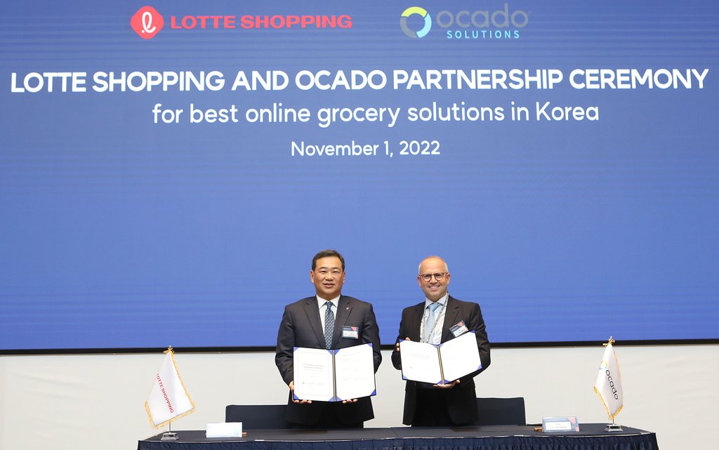 In this photo provided by Lotte Shopping, Vice Chairman Kim Sang-hyun (L) and Ocado Group CEO Tim Steiner pose for a photo after a partnership signing ceremony held in Seoul on Nov. 1, 2022. (PHOTO NOT FOR SALE) (Yonhap)