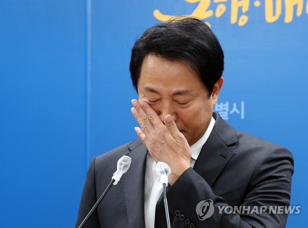 雑踏事故でソウル市長が謝罪　涙で言葉詰まらせ「無限の責任」