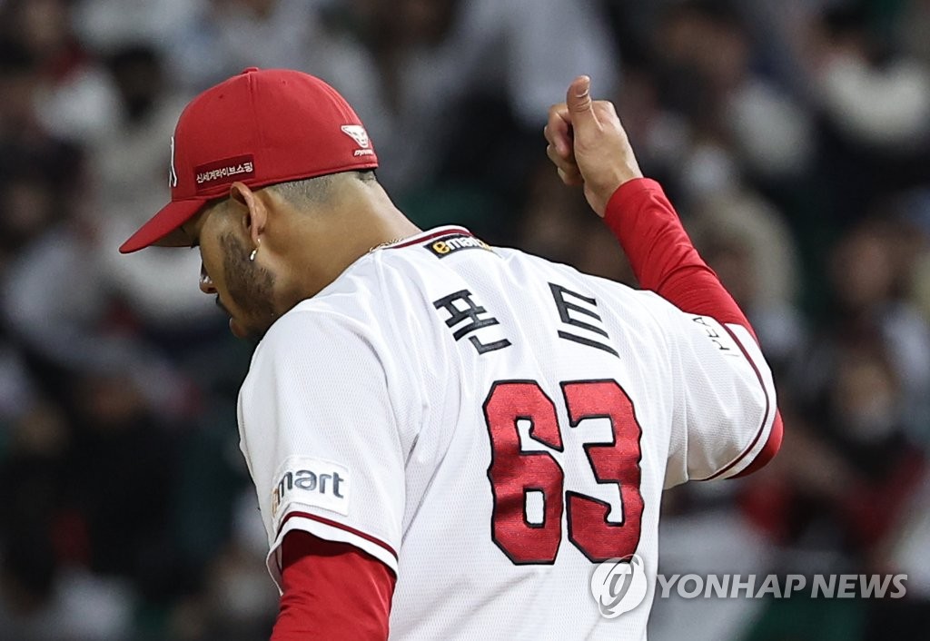 SSG Landers starter Wilmer Font gives a thumbs-up sign after striking out Kim Jun-wan of the Kiwoom Heroes during the top of the fifth inning of Game 2 of the Korean Series at Incheon SSG Landers Field in Incheon, 30 kilometers west of Seoul, on Nov. 2, 2022. (Yonhap)