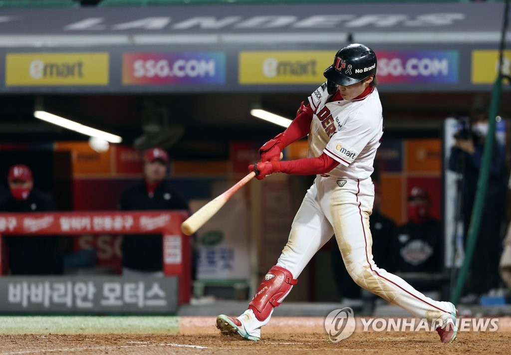 Outfielder atones for sloppy defense with home run, backs starter in Korean Series win
