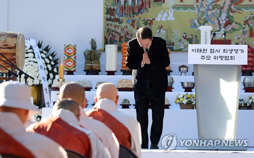 President Yoon Suk-yeol bows after delivering remarks at a Buddhist memorial service for victims of the Itaewon crowd crush at Jogye Temple in Seoul on Nov. 4, 2022. (Pool photo) (Yonhap)